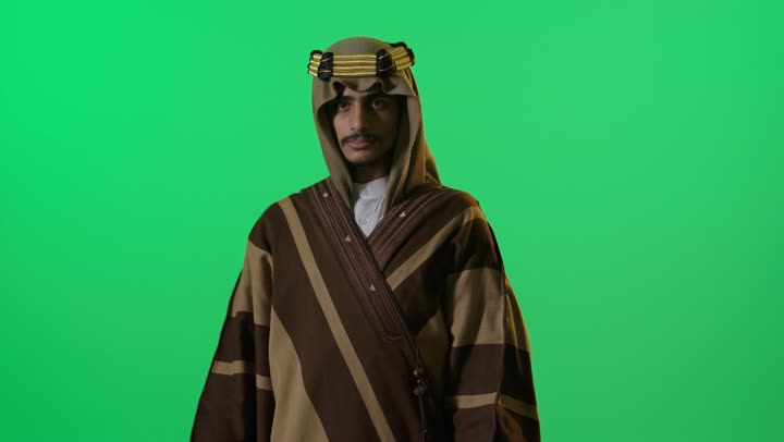 رجل سعودي بالزي التراثي يحمل مخطوطة ورقية