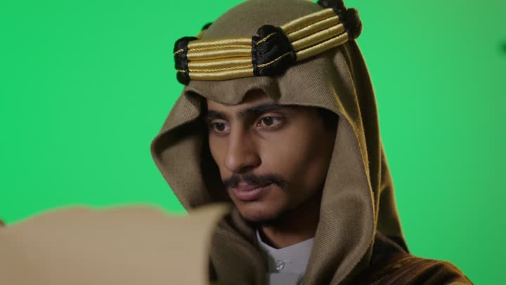 رجل سعودي بزي يوم التأسيس التقليدي خلفية خضراء