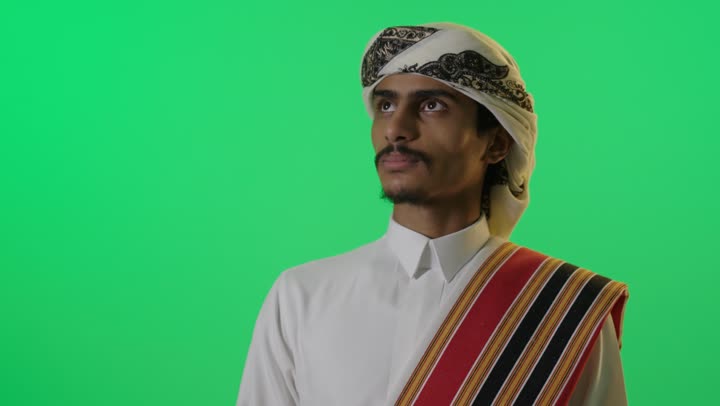 رجل سعودي بزي يوم التأسيس التقليدي خلفية خضراء