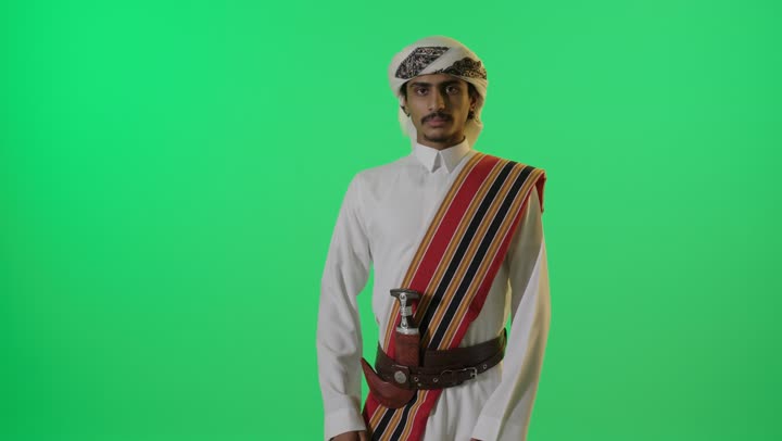 رجل سعودي بزي يوم التأسيس التقليدي على كروما خضراء