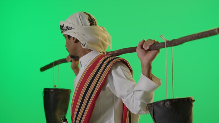 رجل سعودي بملابس يوم التأسيس كروما خضراء