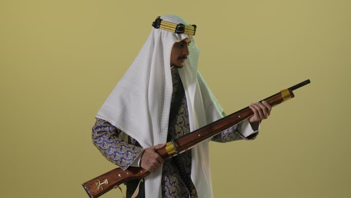 رجل سعودي بزي يوم التأسيس التقليدي يحمل بندقية