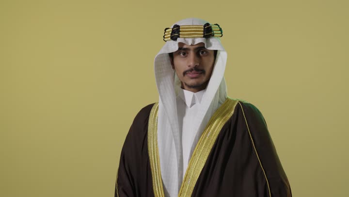رجل سعودي يرتدي البشت التقليدي احتفالاً بيوم التأسيس