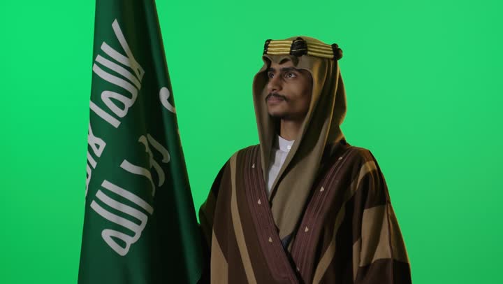 رجل سعودي بالزي التقليدي على شاشة خضراء