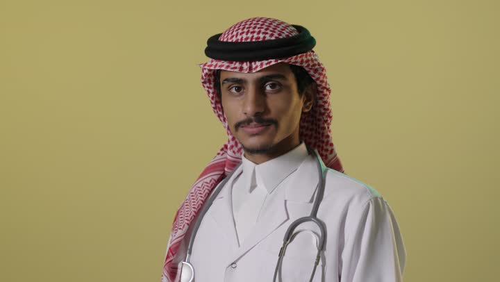 طبيب سعودي بالزي التقليدي في استوديو تصوير