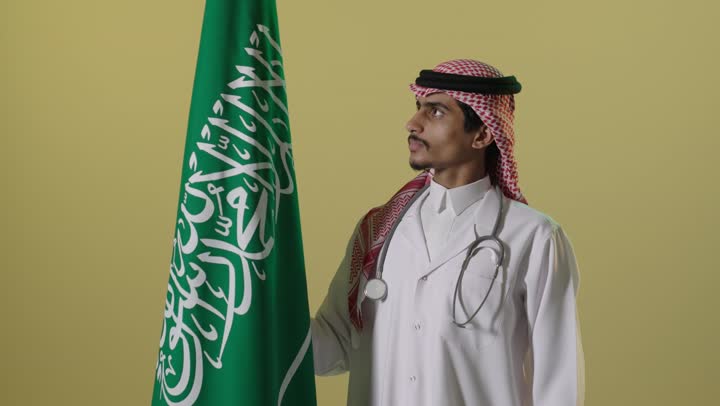 طبيب سعودي مع العلم السعودي في يوم التأسيس بورتريه