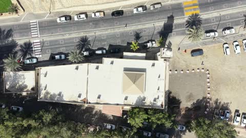 مشهد جوي عمودي لمسجد في ضباء بمنطقة تبوك