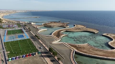 لقطة جوية لواجهة ضباء البحرية والكورنيش في السعودية