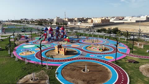مشاهد جوية لملعب أطفال ملون في مدينة ضباء السعودية
