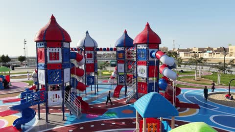 أطفال يلعبون في حديقة عامة بمحافظة ضباء السعودية