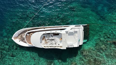 يخت أبيض في محافظة ضباء البحر الأحمر لقطة جوية درون