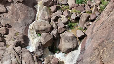 شلال مياه الأمطار في جبال حائل السعودية لقطة علوية