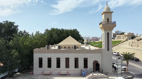 لقطة جوية لمسجد في محافظة ضباء السعودية