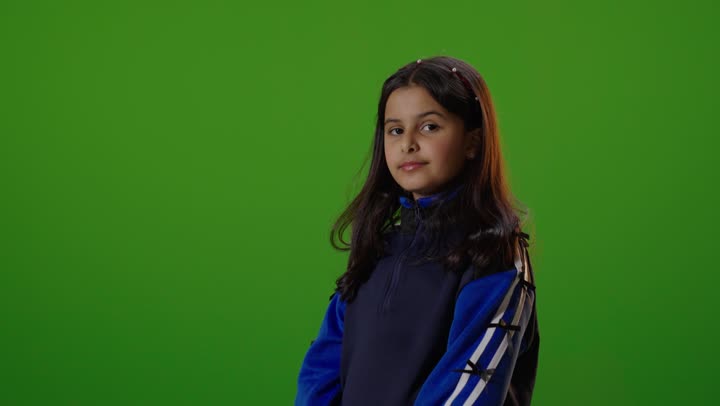 فيديو طفلة سعودية تبتسم أمام الكروما الخضراء