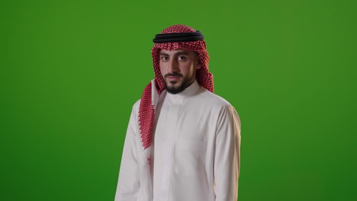 رجل سعودي يرفع إبهامه بعلامة التأييد كروما خضراء