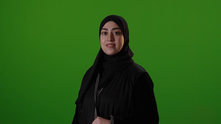 امرأة سعودية بالعباءة إيماءة الإبهام كروما خضراء