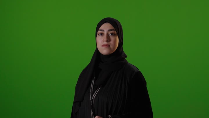 Saudi Woman Thumbs Down Gesture Green Screen