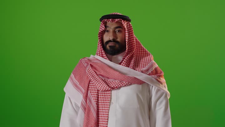 Saudi Man in Traditional Dress Studio Green Screen Clip