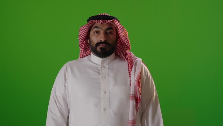 رجل سعودي إشارة توقف خلفية كروما خضراء
