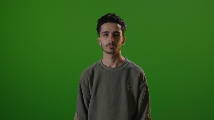 بورتريه شاب عربي أمام خلفية كروما خضراء