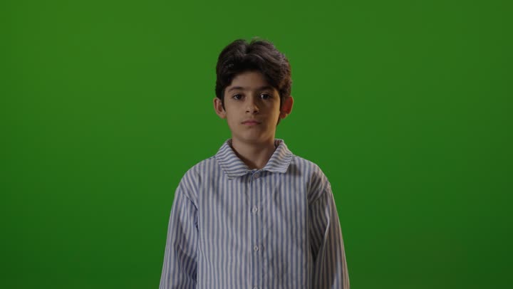 طفل يقوم بحركة الإبهام للأسفل كروما خضراء