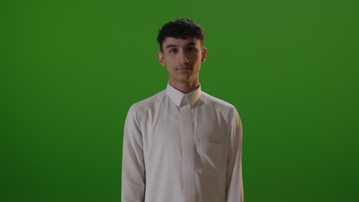 رجل سعودي يشير بالإبهام للأعلى على خلفية كروما خضراء