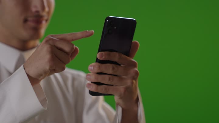 رجل سعودي يستخدم الهاتف الذكي كروما خضراء