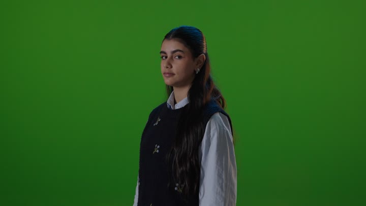 تصوير بورتريه طالبة مدرسة عربية أمام شاشة خضراء