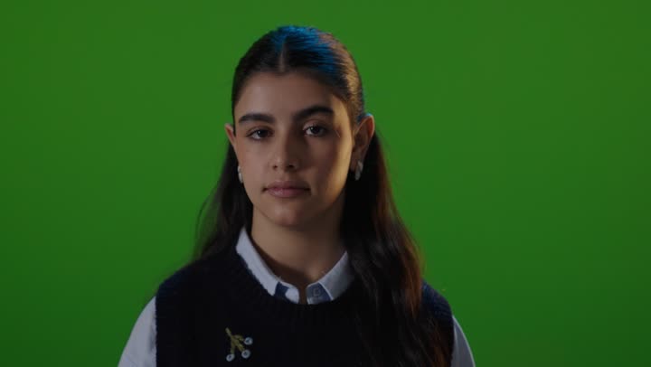 فيديو طالبة مدرسة عربية أمام خلفية خضراء إشارة توقف