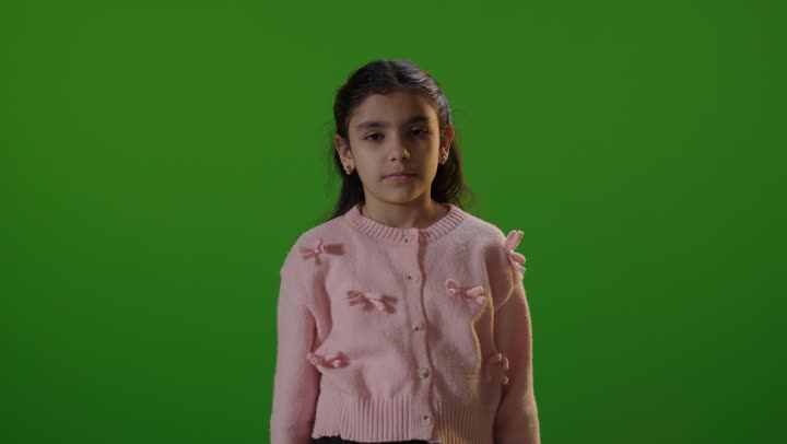طفلة عربية تقوم بإشارة التوقف خلفية خضراء كروما