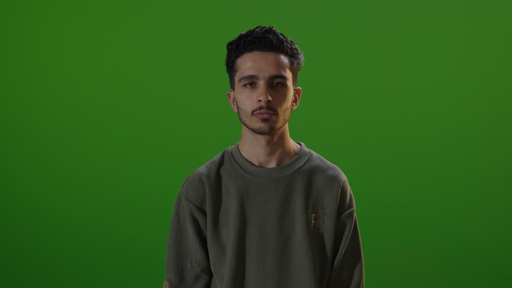 شاب يرفع يد الإشارة للتوقف كروما خضراء