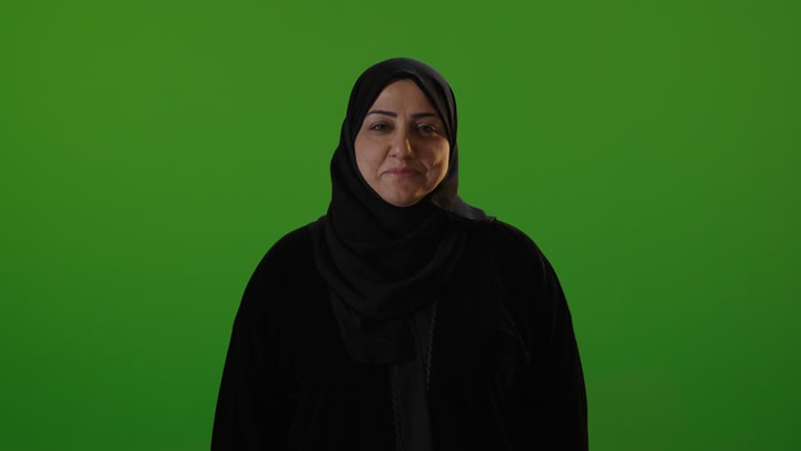 بورتريه امرأة عربية بالحجاب كروما خضراء