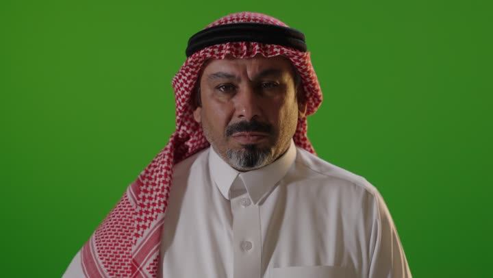رجل سعودي كروما خضراء حركة الرفض بالإبهام لأسفل
