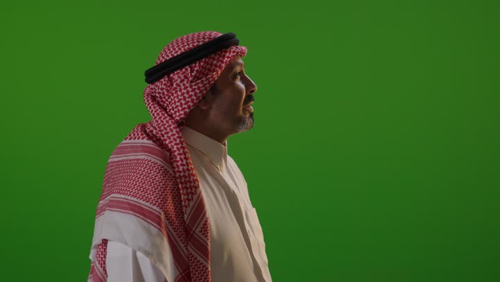 Saudi Man in Traditional Dress Smiling on Green Screen