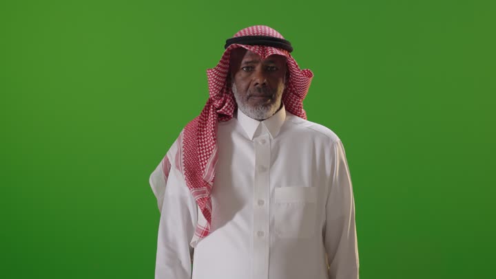 رجل سعودي يشير بعدم الرضا خلفية خضراء