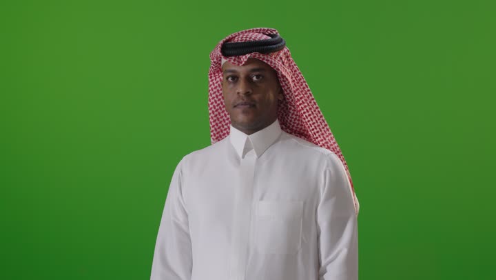 رجل سعودي يشير بعلامة الإعجاب كروما خضراء