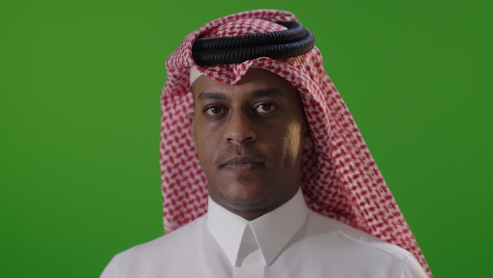 رجل سعودي حركة عدم الإعجاب خلفية خضراء كروما