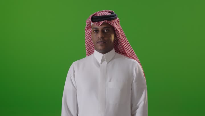 رجل سعودي يقوم بحركة التوقف كروما خلفية خضراء