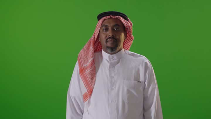 رجل سعودي يرفع إبهامه أمام كروما خضراء فيديو