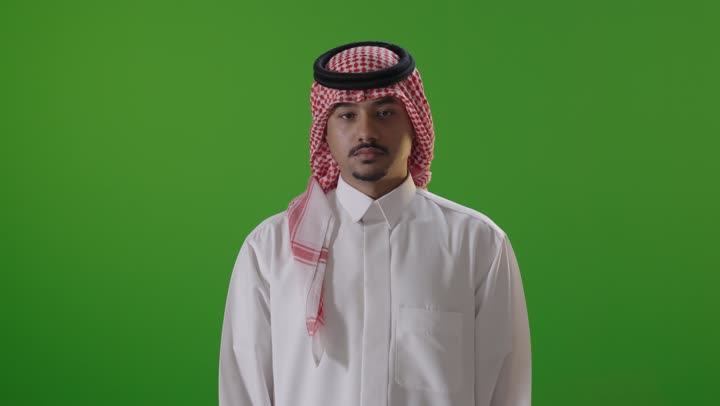 رجل سعودي يقوم بحركة الرفض وإشارة الإبهام لأسفل كروما