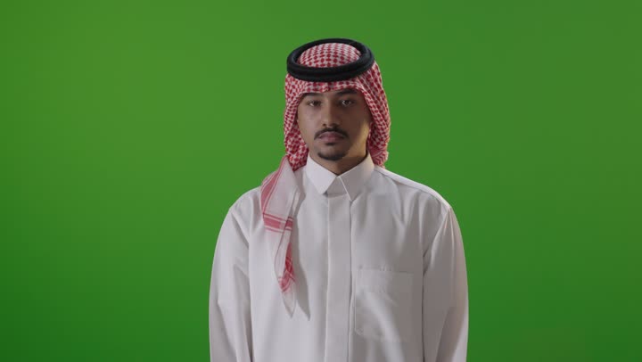 شاب سعودي يرفع علامة التوقف كروما خضراء