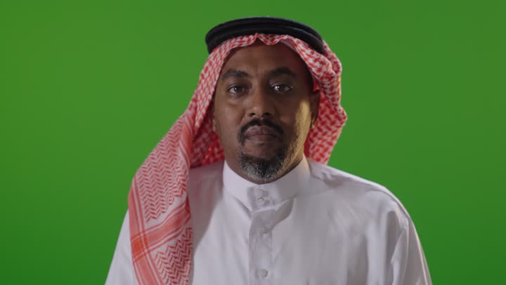 فيديو رجل سعودي يشير بعدم الإعجاب كروما خضراء