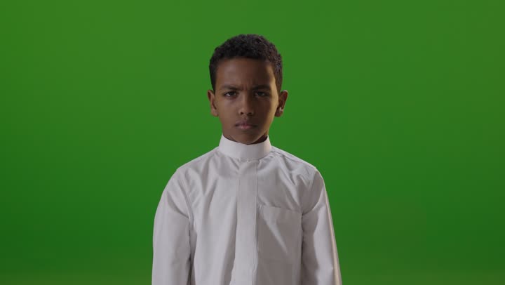 طفل سعودي يرفض بإشارة الإبهام كروما خضراء