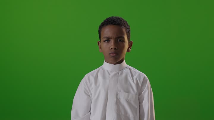 طفل سعودي يرتدي الثوب يعطي إشارة الرفض كروما خضراء