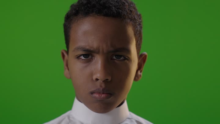 طفل سعودي يعبر عن الرفض أمام خلفية خضراء