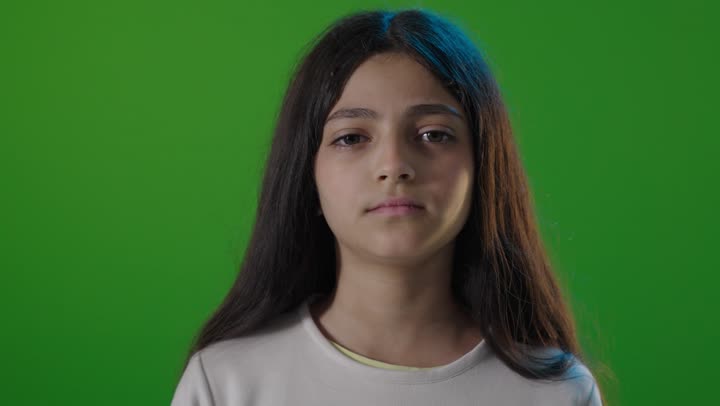 فيديو طفلة سعودية تقوم بإشارة عدم الإعجاب خلفية خضراء