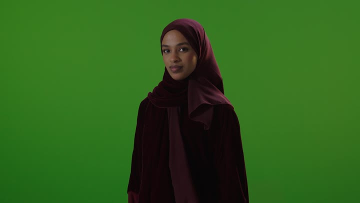 امرأة سعودية بالحجاب والعباية أمام خلفية كروما