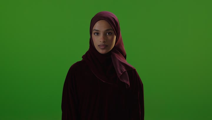 امرأة سعودية بالحجاب خلفية خضراء لقطة استوديو