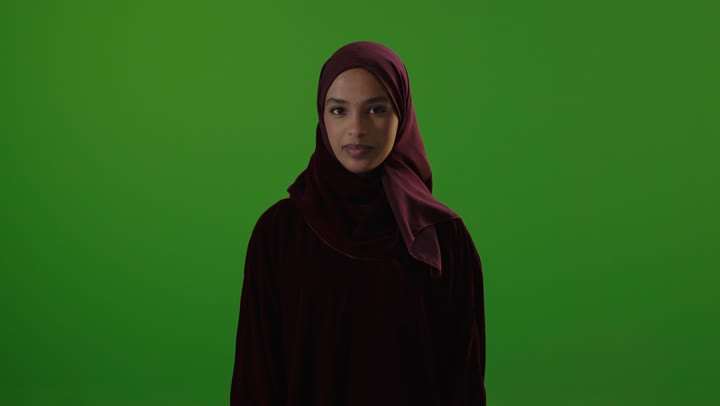 امرأة سعودية تشير بالرفض كروما خضراء