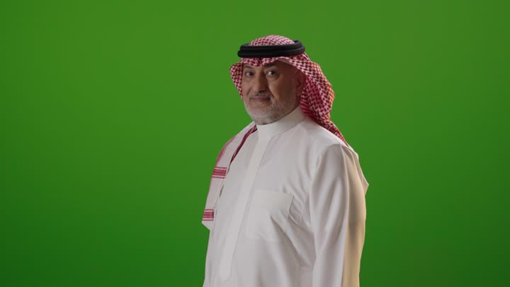 رجل سعودي بالزي التقليدي أمام خلفية خضراء كروما